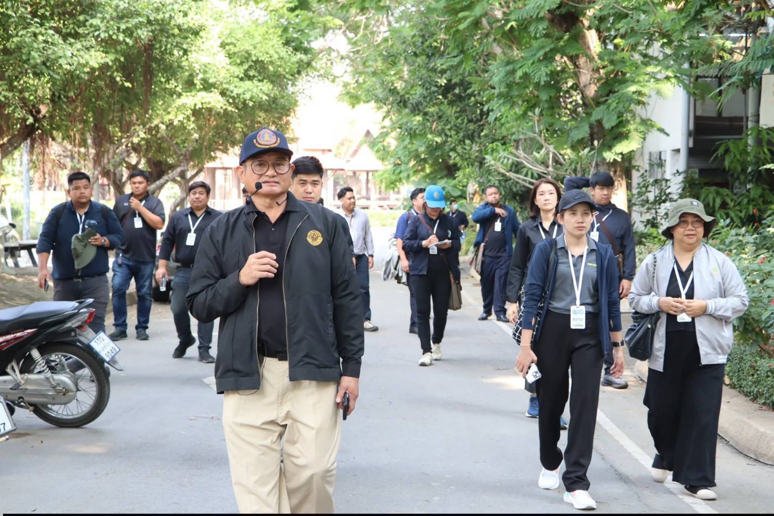 title - นางสาวสิริมา แจ้งกระจ่าง ผู้อำนวยการศูนย์ส่งเสริมและพัฒนาอาชีพเสริมนอกภาคการเกษตร ให้การต้อนรับบุคลากรในโครงการฝึกอบรมเชิงปฏิบัติการ หลักสูตรนักบริหารการชลประทานระดับต้น รุ่นที่ 30 ณ ศูนย์ส่งเสริมและพัฒนาอาชีพเสริมนอกภาคการเกษตร (ศูนย์ศิลปาชีพ บางไทรฯ (เดิม))